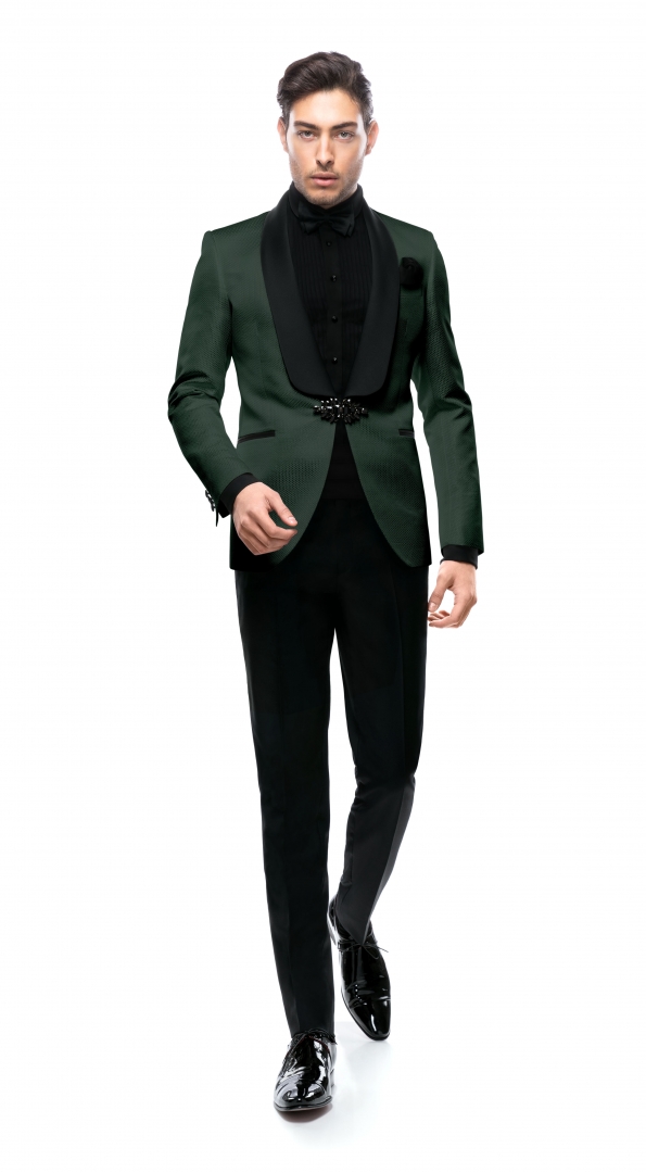 Noua colectie de costume de mire iti prezinta un costum realizat la comanda Filip Cezar Transient Green