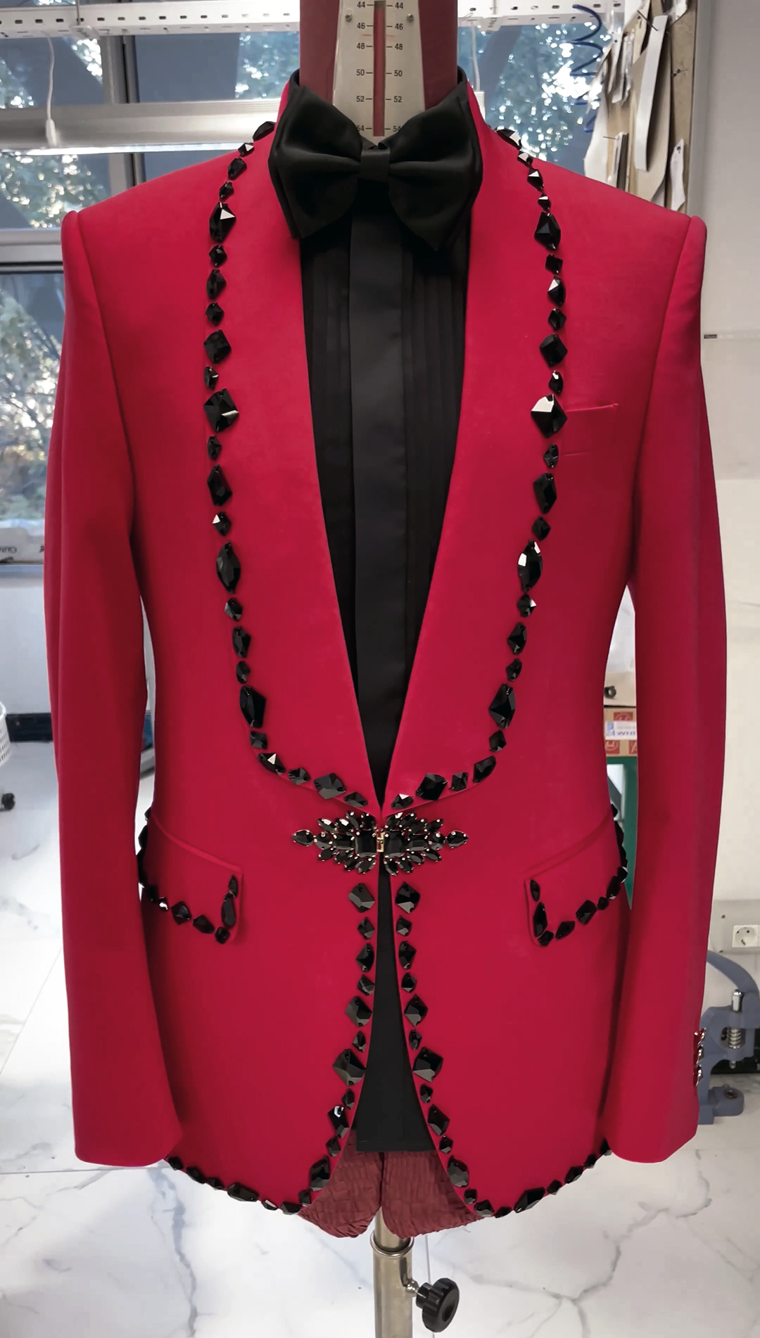 Costum bespoke Filip Cezar personalizat cu cristale