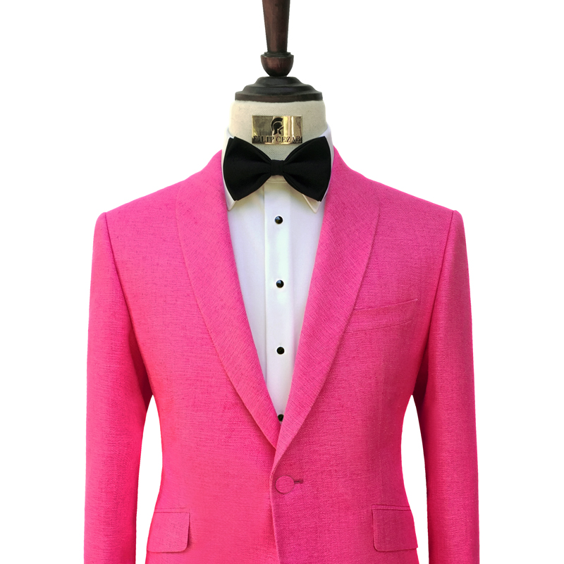 Exemplu de costum de ceremonie roz - Tendintele din 2017