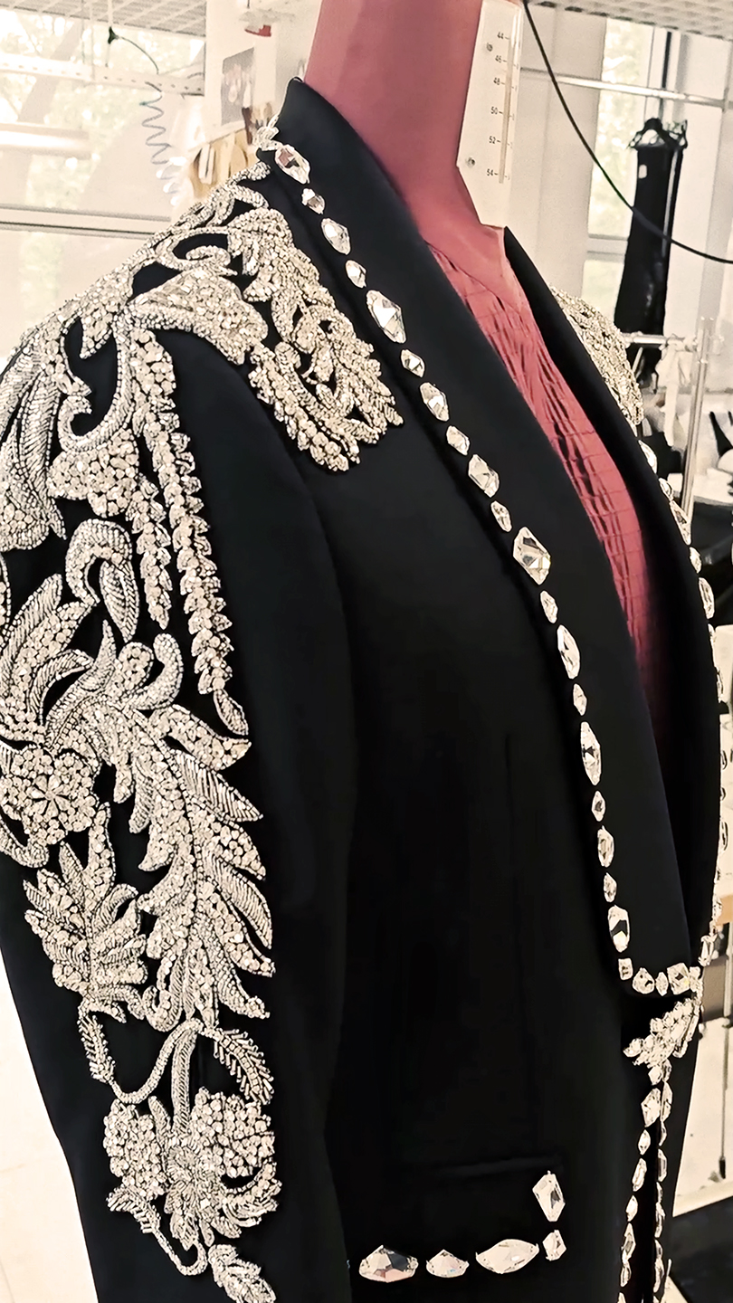 Costum de mire bespoke personalizat cu broderie și cristale Costum de mire bespoke personalizat cu broderie și cristale după specificații.