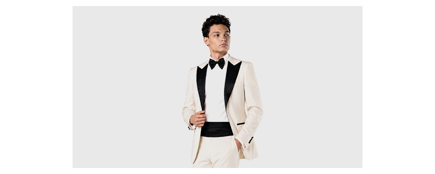 Costumele de mire bespoke vs. costumele din magazin ajustate la croitor