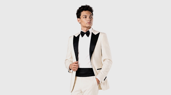 Costumele de mire bespoke vs. costumele din magazin ajustate la croitor